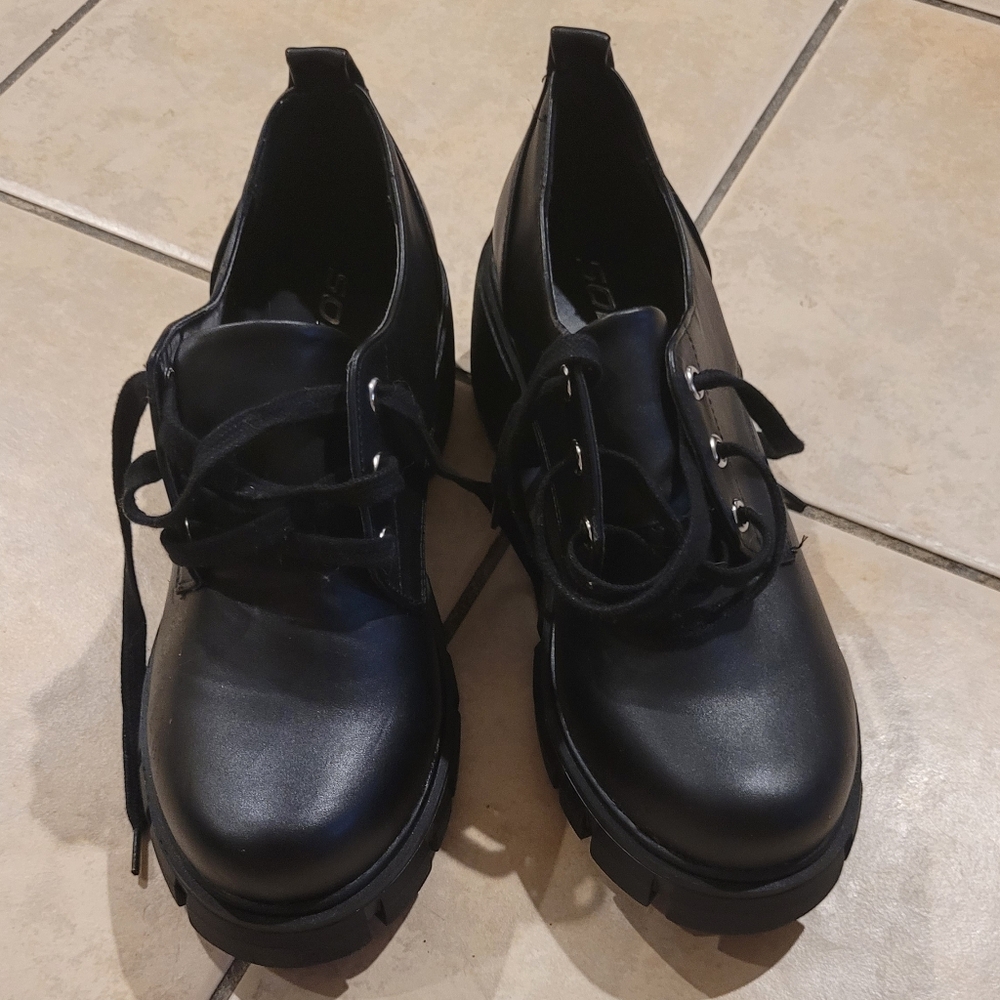 Black Women's Lace-Up Shoes